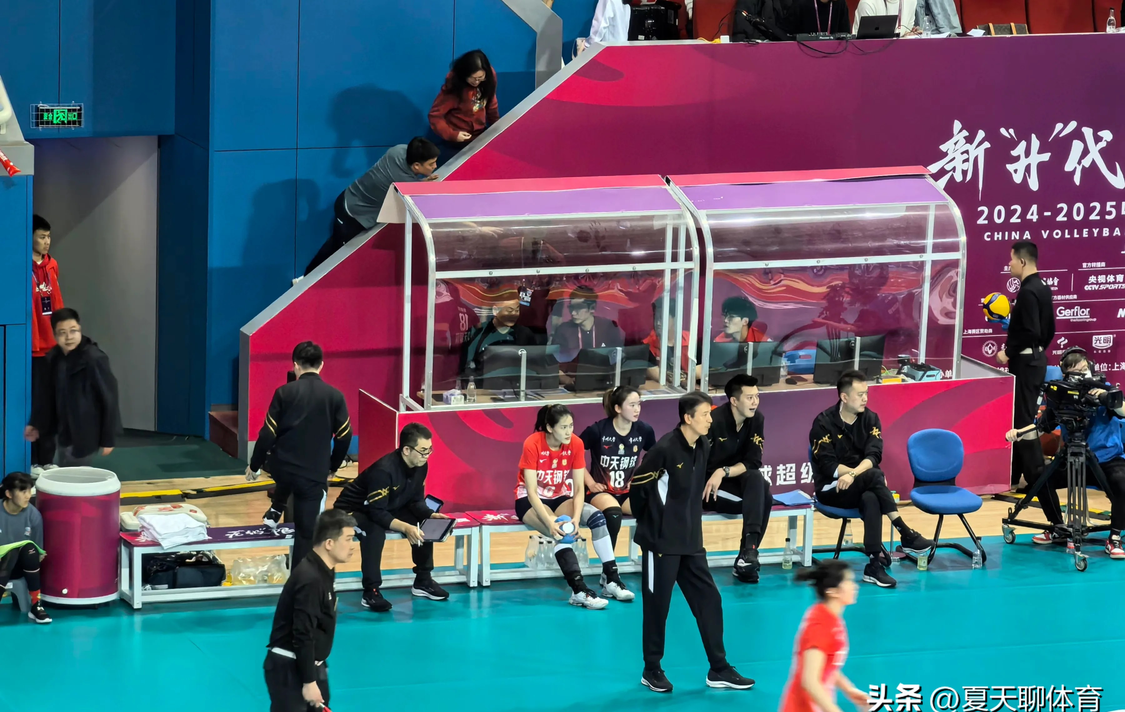 比赛现场充满了紧张氛围和挑战 比赛现场充满了紧张氛围和挑战