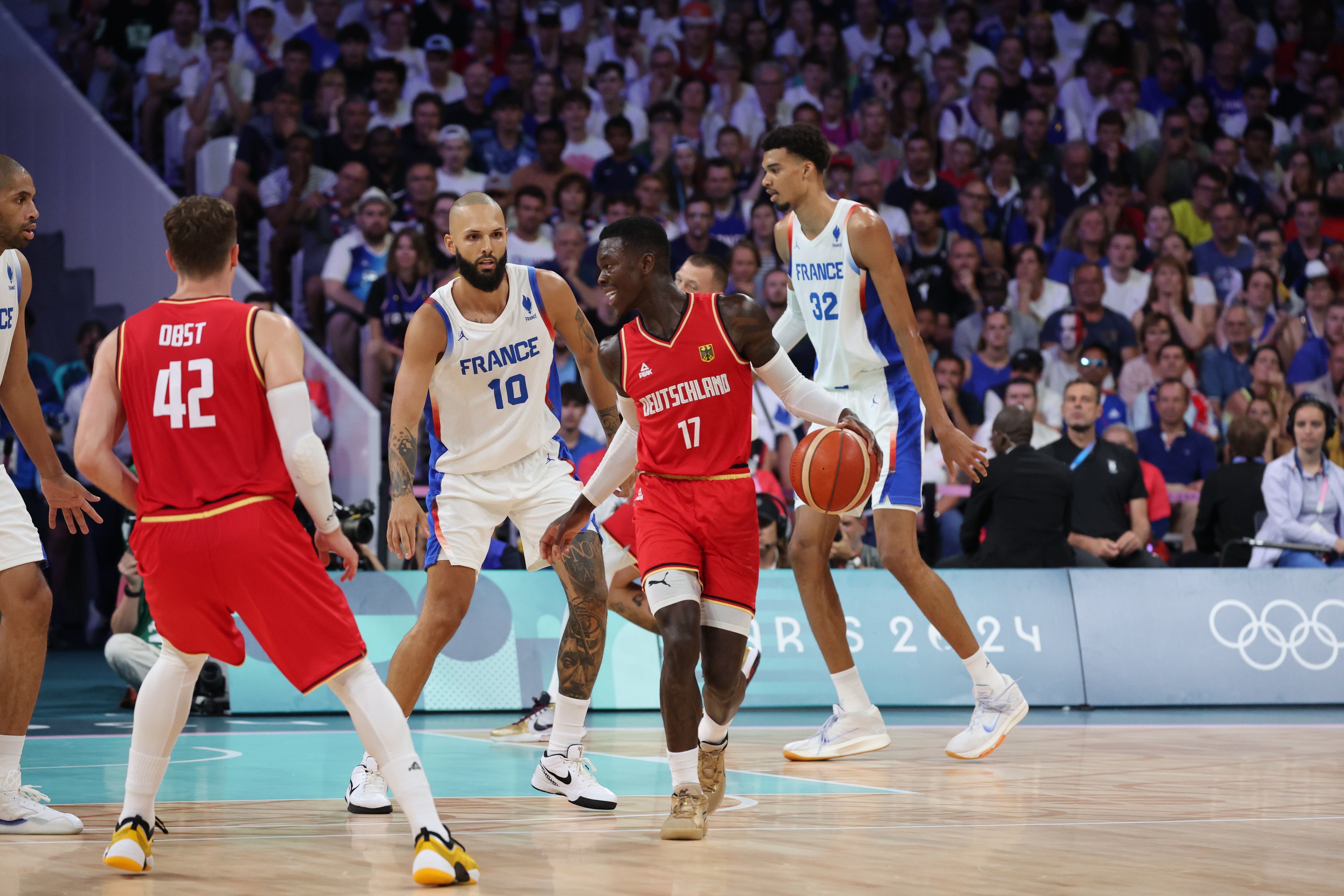 关于德国队完胜法国队，黄鸭组合点燃赛场的信息