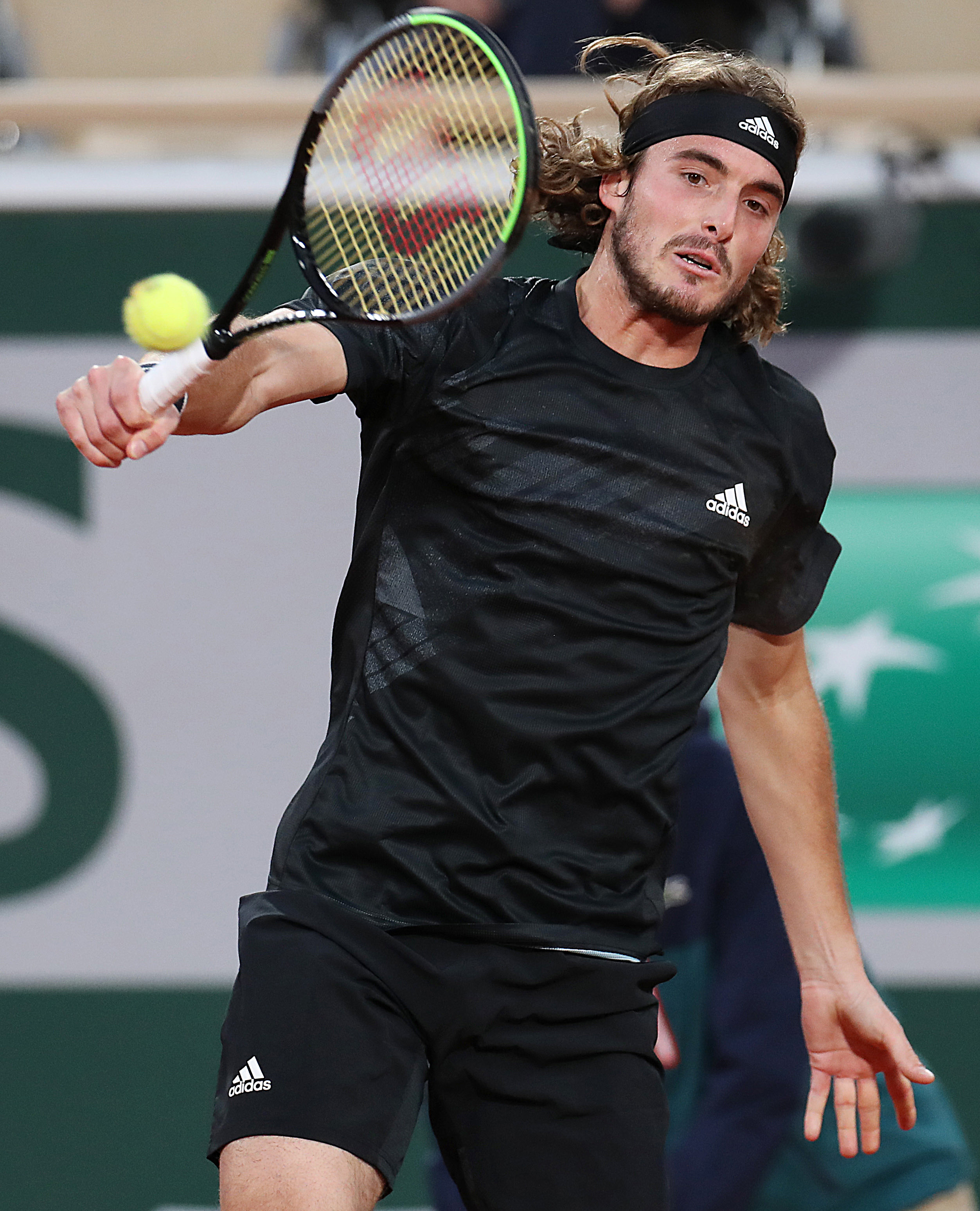 包含法国网球队爆冷西班牙网球队，西西帕斯高光表现的词条