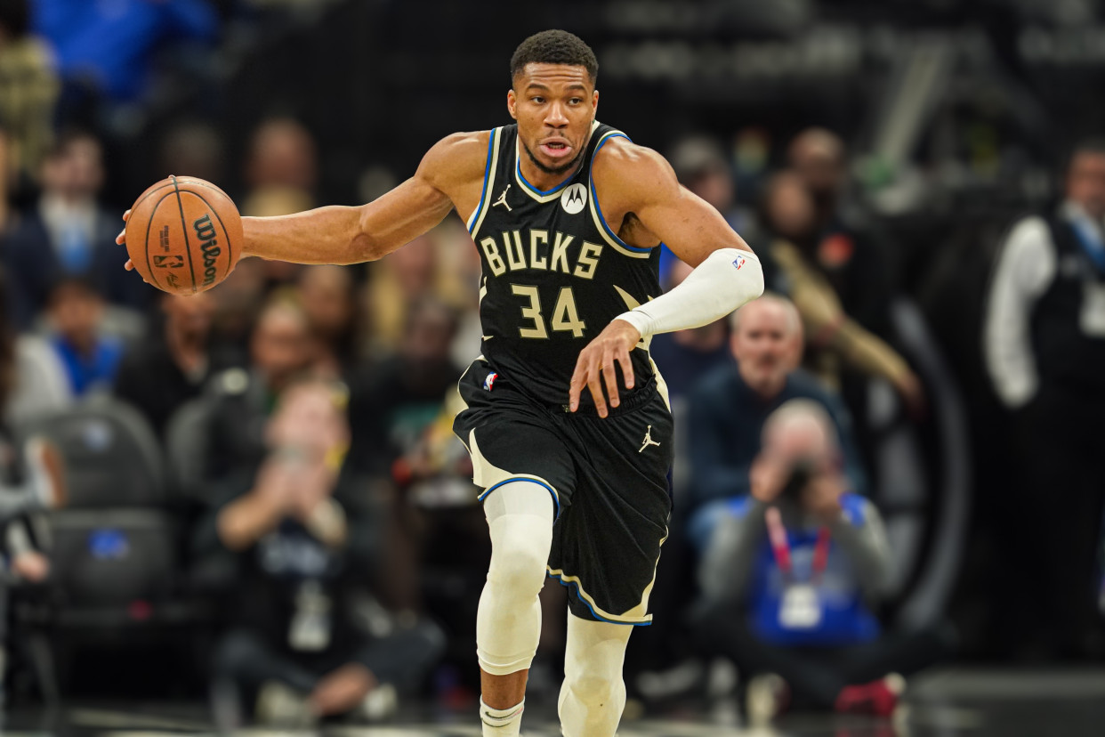 包含雄鹿B队强势美国男篮，字母哥高光表现的词条