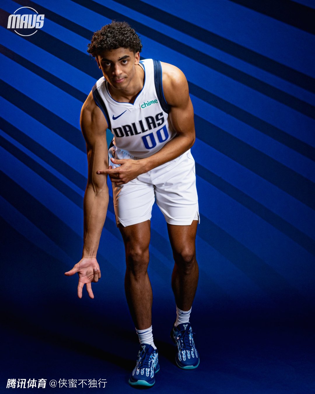 包含独行侠队签下新援，提升球队战力的词条