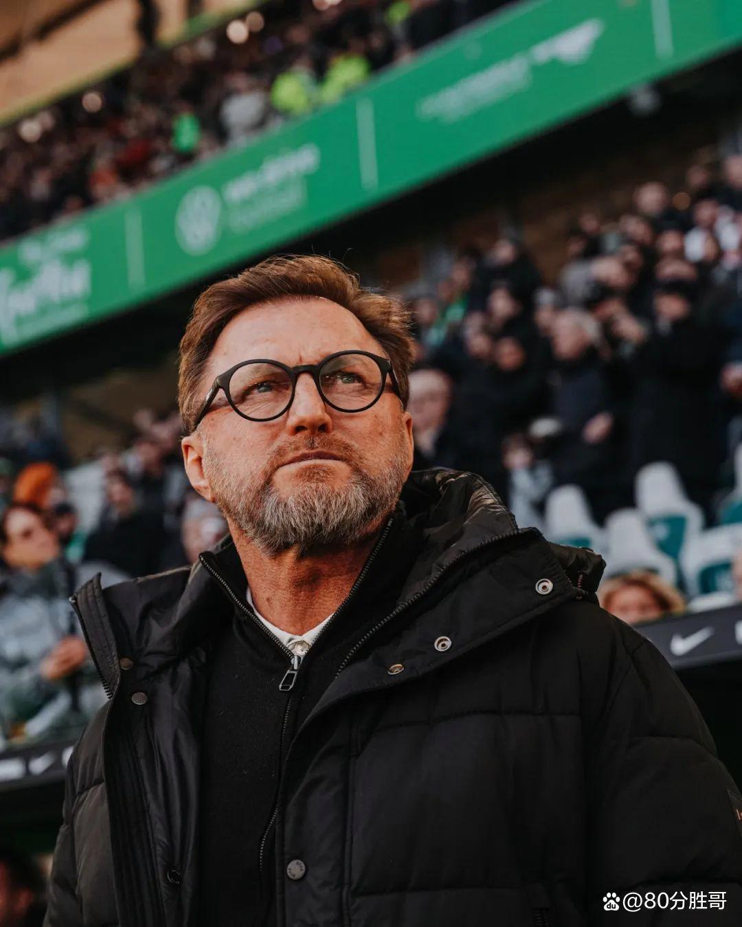 沃尔夫斯堡后卫坚苦拼搏，稳固防线让对手望而却步的简单介绍