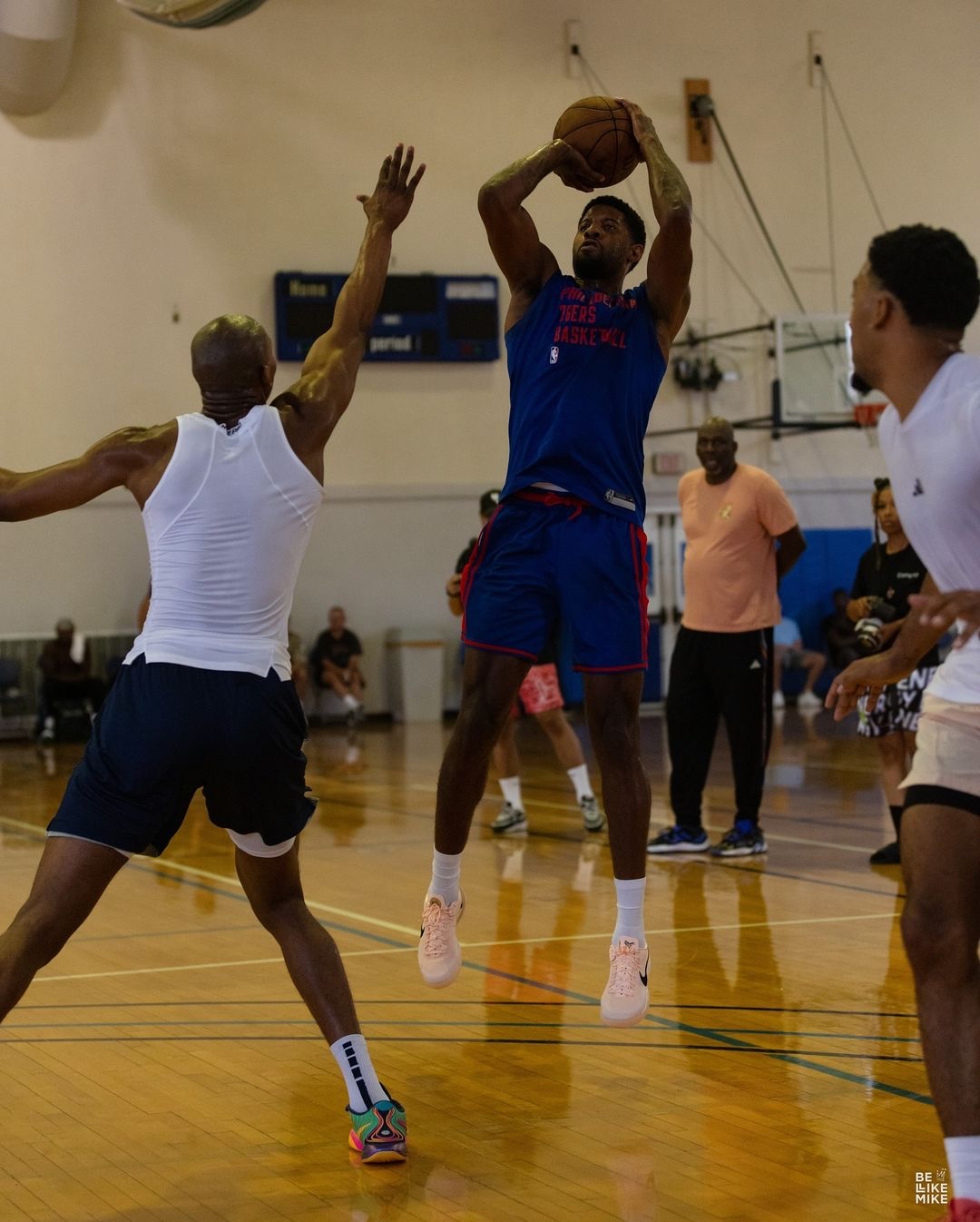 NBA球员集体训练，备战新赛季筹备的简单介绍